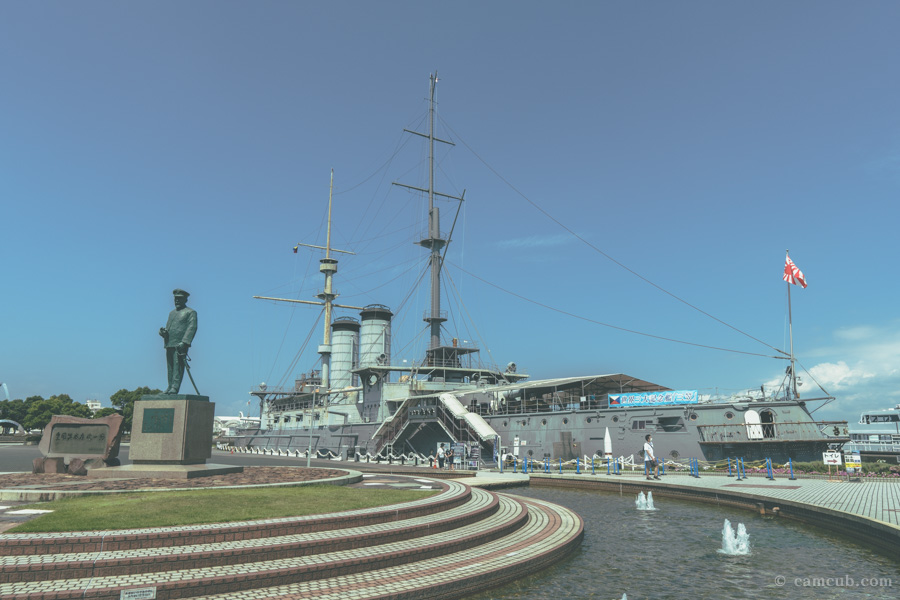 戦艦「三笠」の前に立つ東郷平八郎の銅像