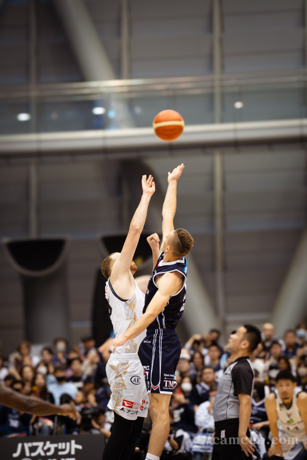 横浜ビーコル vs 琉球 のジャンプボール ユトフ選手とカーク選手