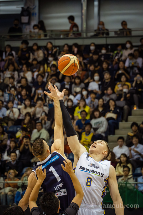 横浜ビーコル vs サンロッカーズ渋谷 のジャンプボール