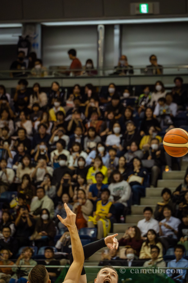 横浜ビーコル vs サンロッカーズ渋谷 のジャンプボール