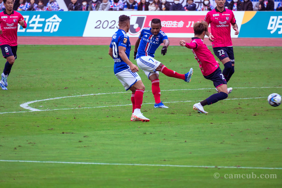 J1リーグ戦 横浜F・マリノス 対 セレッソ大阪 エウベル選手のシュート