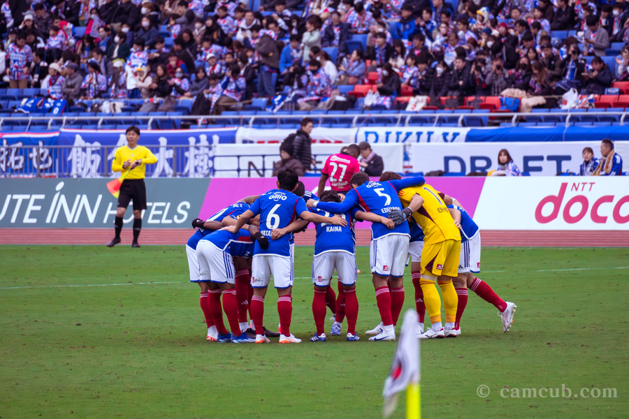 J1リーグ戦 横浜F・マリノス 対 セレッソ大阪 円陣を組むマリノス選手たち