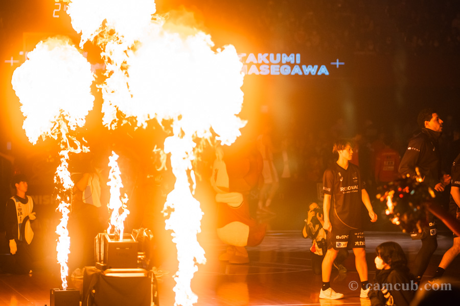 川崎ブレイブサンダースの選手入場時の大きな炎