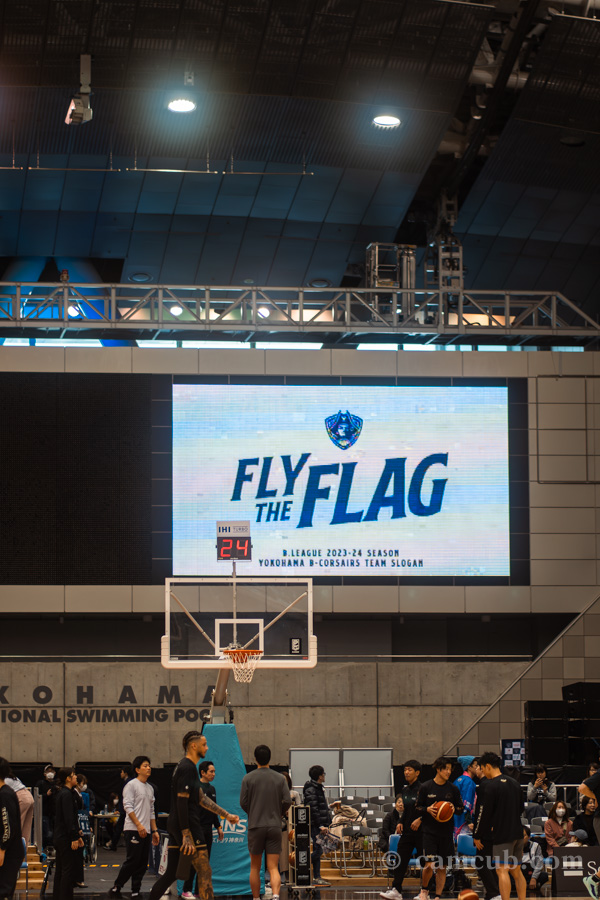 横浜国際プール バスケットゴールと大型スクリーン
