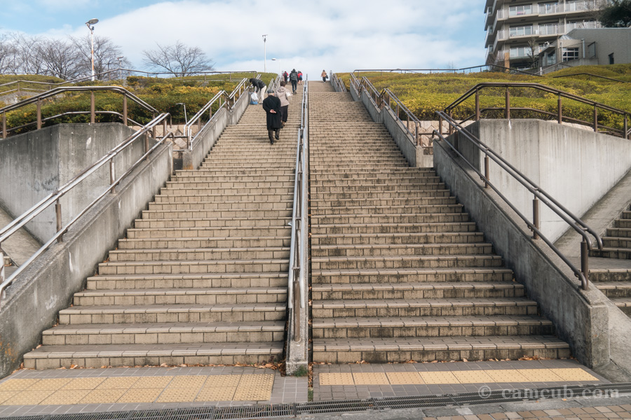 横浜国際プールまでの道のり 光の階段