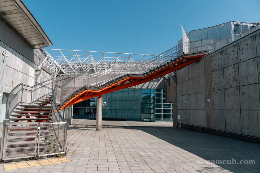 横浜国際プール 赤い階段
