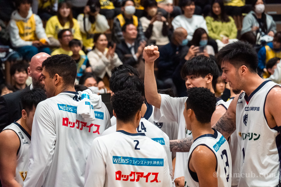 勝利の喜びを分かち合う横浜ビーコルの選手たち